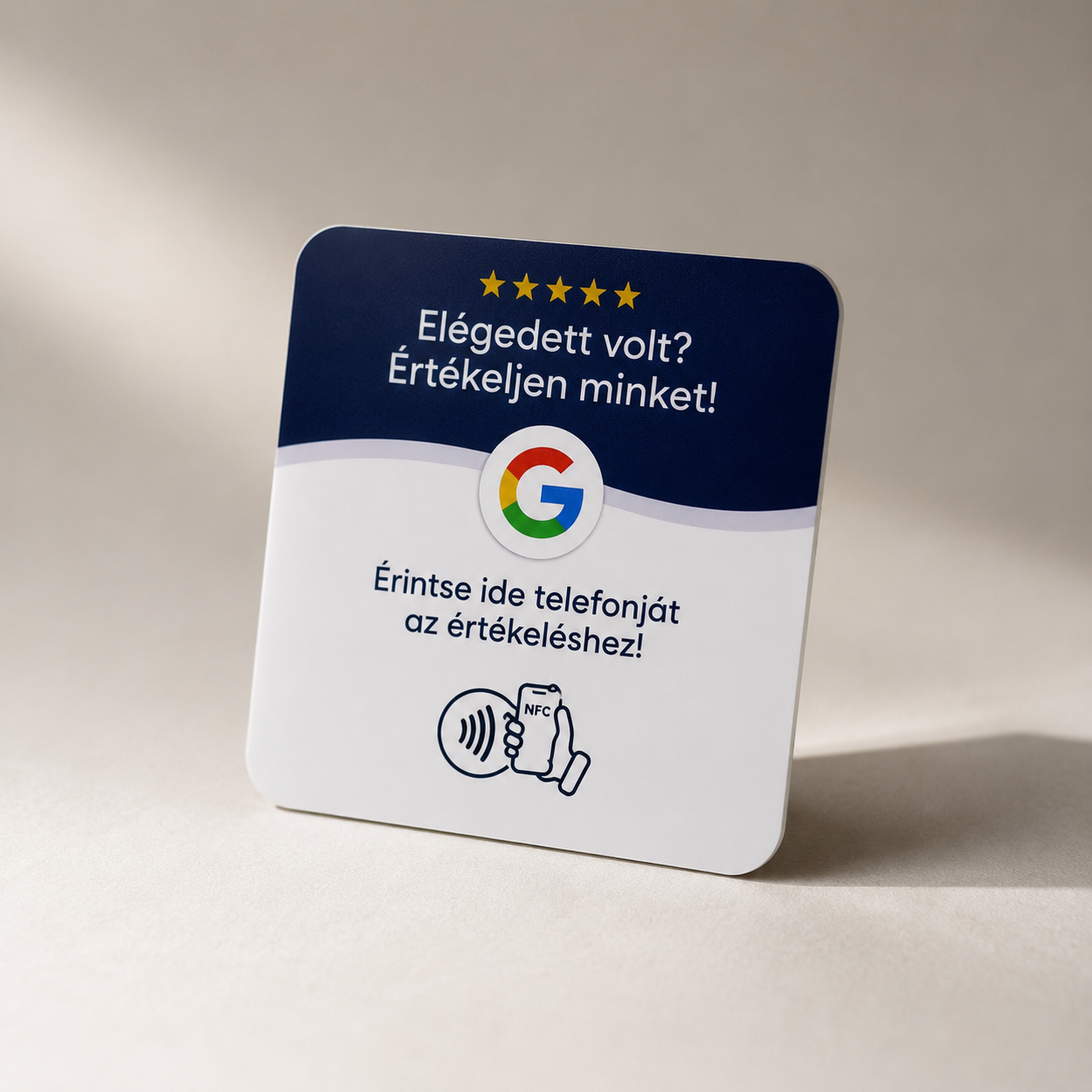 TapRate NFC kártya közelről, Google-értékelés gyűjtésére.